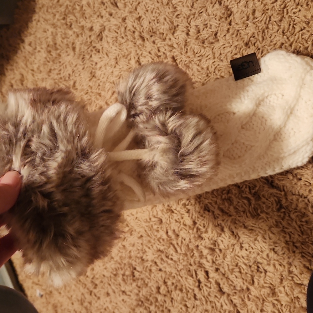 UGG Cable Knit Cream Wine Bottle Holder with Faux Fur Trim - Picture 7 of 7